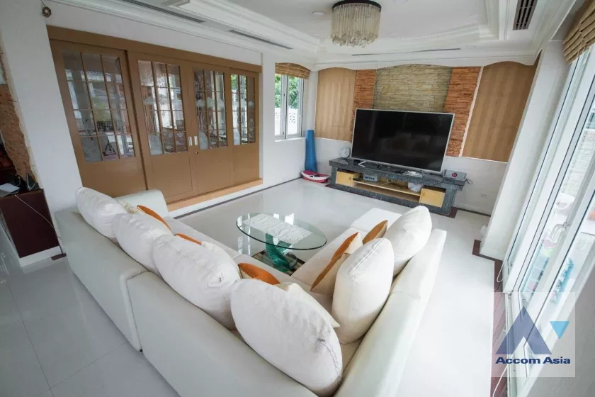  5 Bedrooms  House For Sale in Ratchadapisek, Bangkok  near BTS Asok (AA36694)