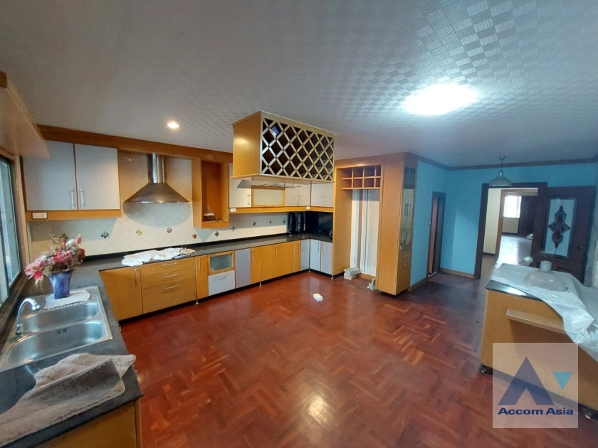 5  4 br Townhouse For Sale in Sukhumvit ,Bangkok BTS Phra khanong AA36700