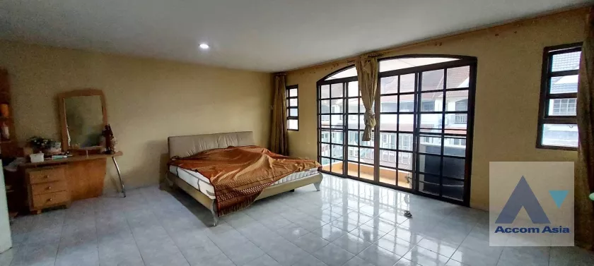  4 Bedrooms  Townhouse For Sale in Sukhumvit, Bangkok  near BTS Phra khanong (AA36706)
