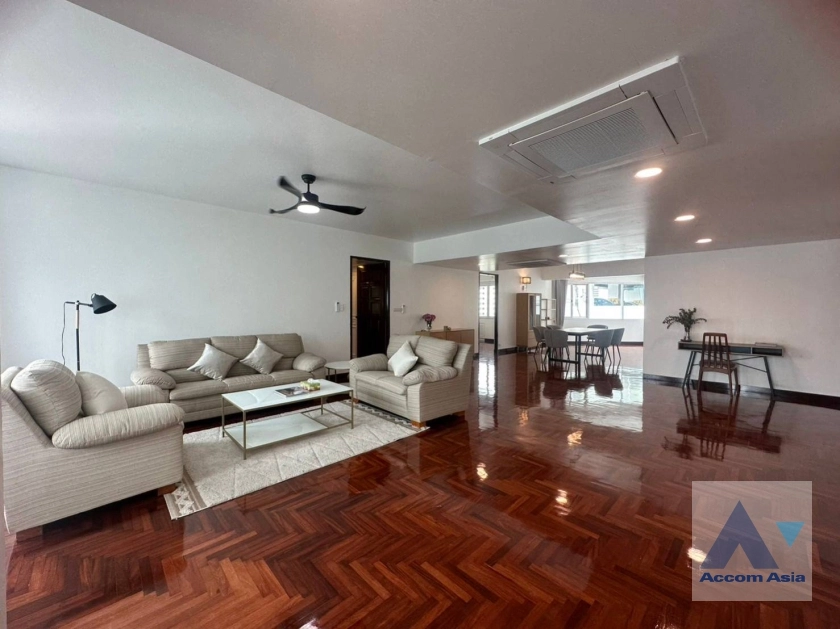 Pet friendly |  The comfortable low rise residence Apartment  3 Bedroom for Rent BTS Phrom Phong in Sukhumvit Bangkok