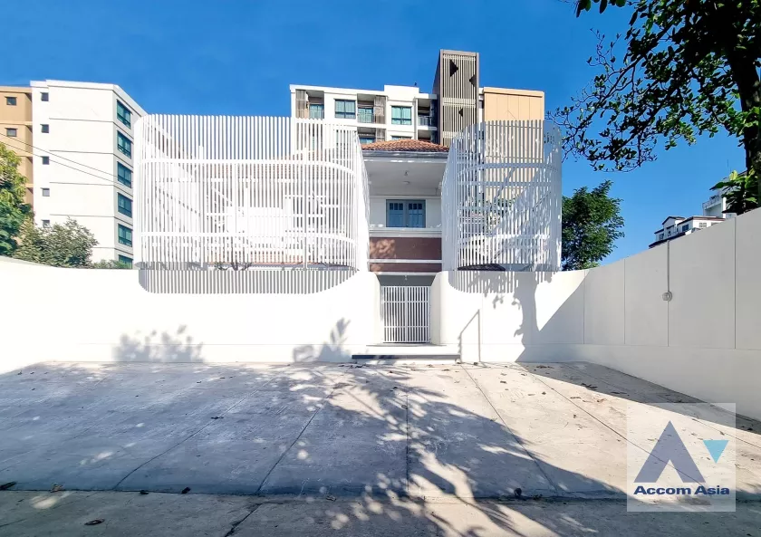 unit 4 Bedrooms  House For Rent in Phaholyothin, Bangkok  (AA36725)