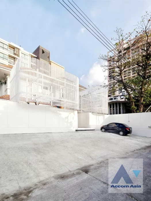 unit 4 Bedrooms  House For Rent in Phaholyothin, Bangkok  (AA36725)