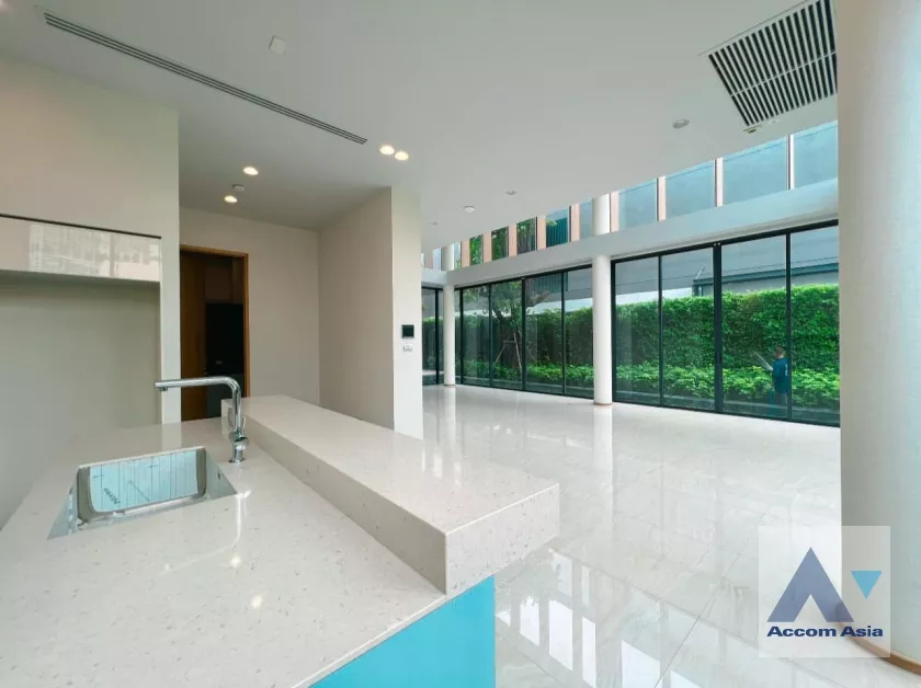 Private Swimming Pool |  5 Bedrooms  House For Sale in Ratchadapisek, Bangkok  near MRT Phetchaburi (AA36726)