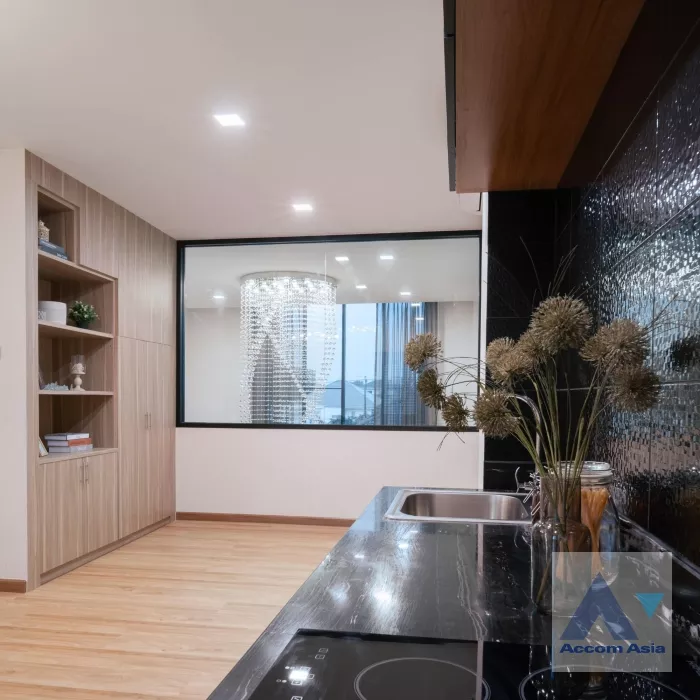 5  2 br Townhouse For Sale in Ratchadaphisek ,Bangkok MRT Lat Phrao AA36735