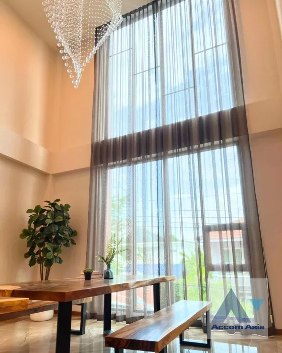 4  2 br Townhouse For Sale in Ratchadaphisek ,Bangkok MRT Lat Phrao AA36735