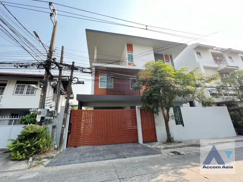  2  6 br House For Rent in phaholyothin ,Bangkok  AA36741