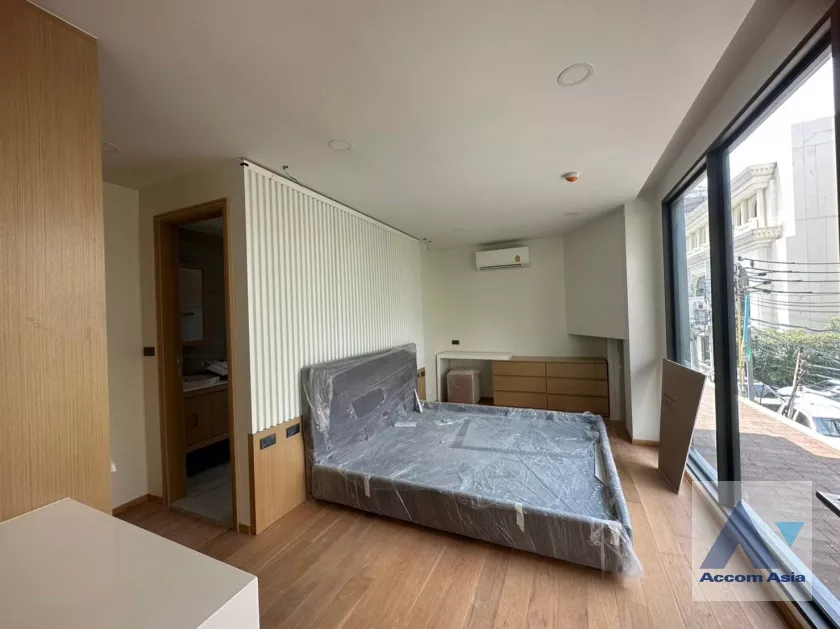 unit 3 Bedrooms  Apartment For Rent in Sukhumvit, Bangkok  near BTS Phrom Phong (AA36760)