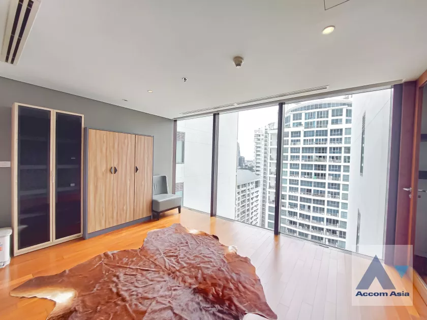 2 Bedrooms  Condominium For Rent in Ploenchit, Bangkok  near BTS Ratchadamri (AA36771)