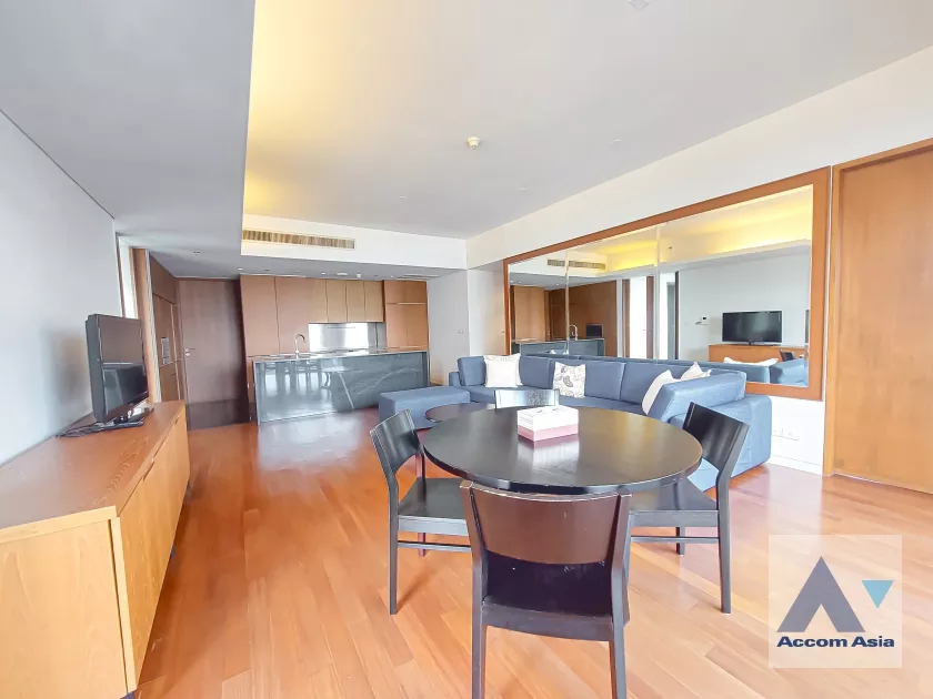  2 Bedrooms  Condominium For Rent in Ploenchit, Bangkok  near BTS Ratchadamri (AA36772)