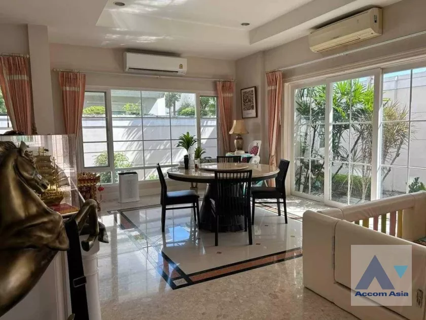 4 Bedrooms  House For Sale in Dusit, Bangkok  (AA36783)