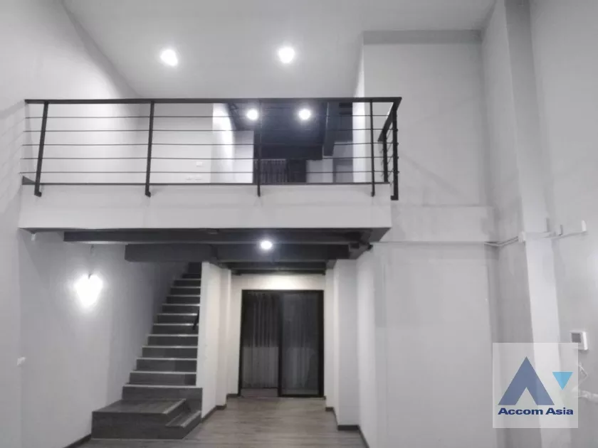  4 Bedrooms  Townhouse For Rent in Pattanakarn, Bangkok  near BTS On Nut (AA36796)