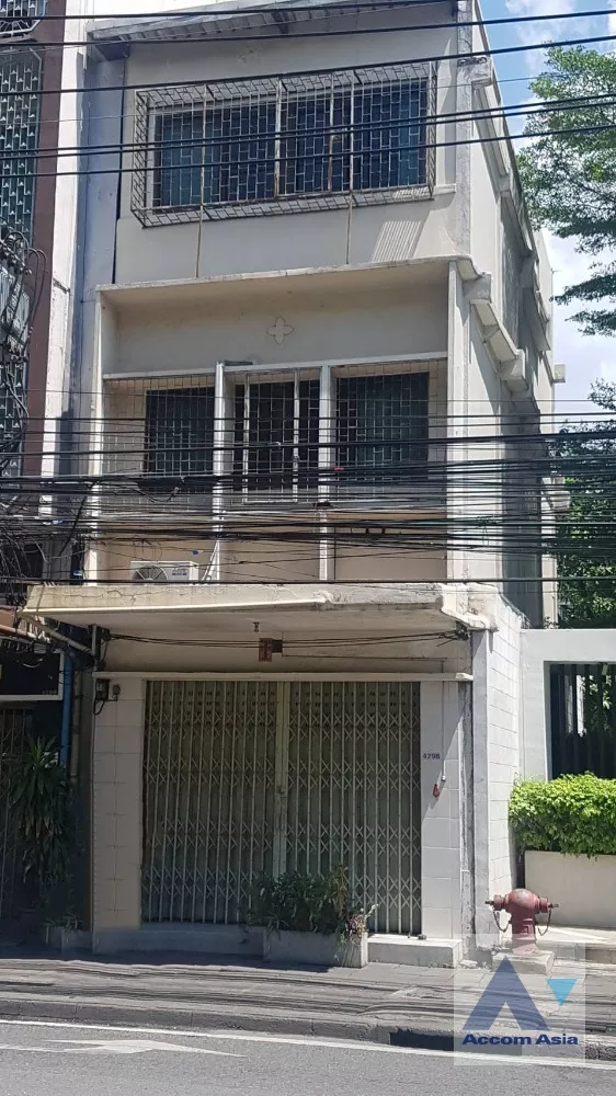 unit 3 Bedrooms  Building For Sale in Sukhumvit, Bangkok  near BTS Ekkamai (AA36797)