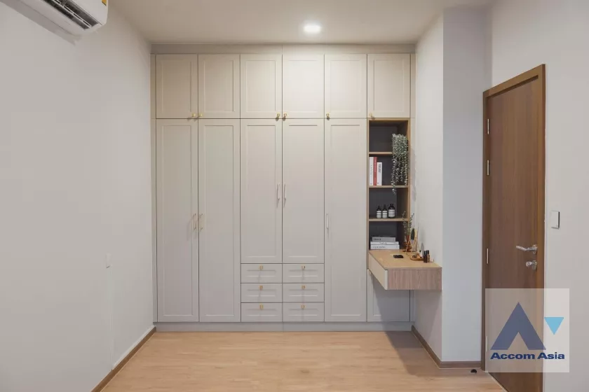 unit 2 Bedrooms  Condominium For Sale in Pattanakarn, Bangkok  near ARL Ramkhamhaeng (AA36807)