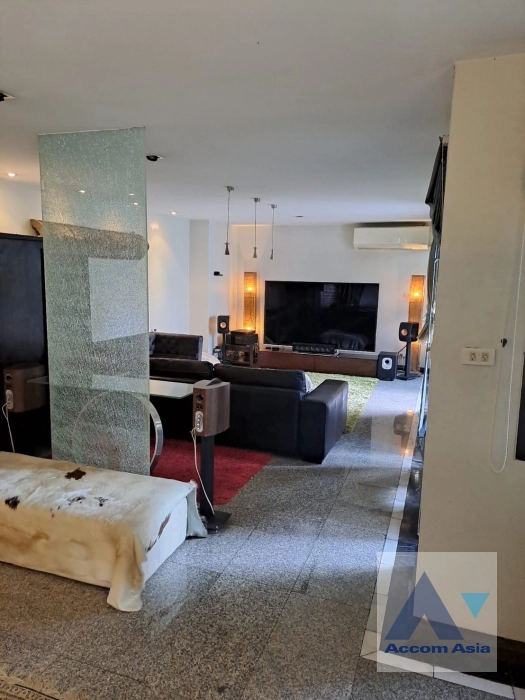 unitPet friendly |  5 Bedrooms  Townhouse For Sale in Sukhumvit, Bangkok  near BTS Thong Lo (AA36810)