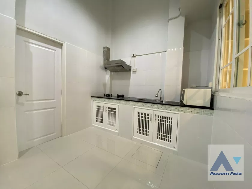  4 Bedrooms  Townhouse For Rent in Bangna, Bangkok  near BTS Udomsuk (AA36879)