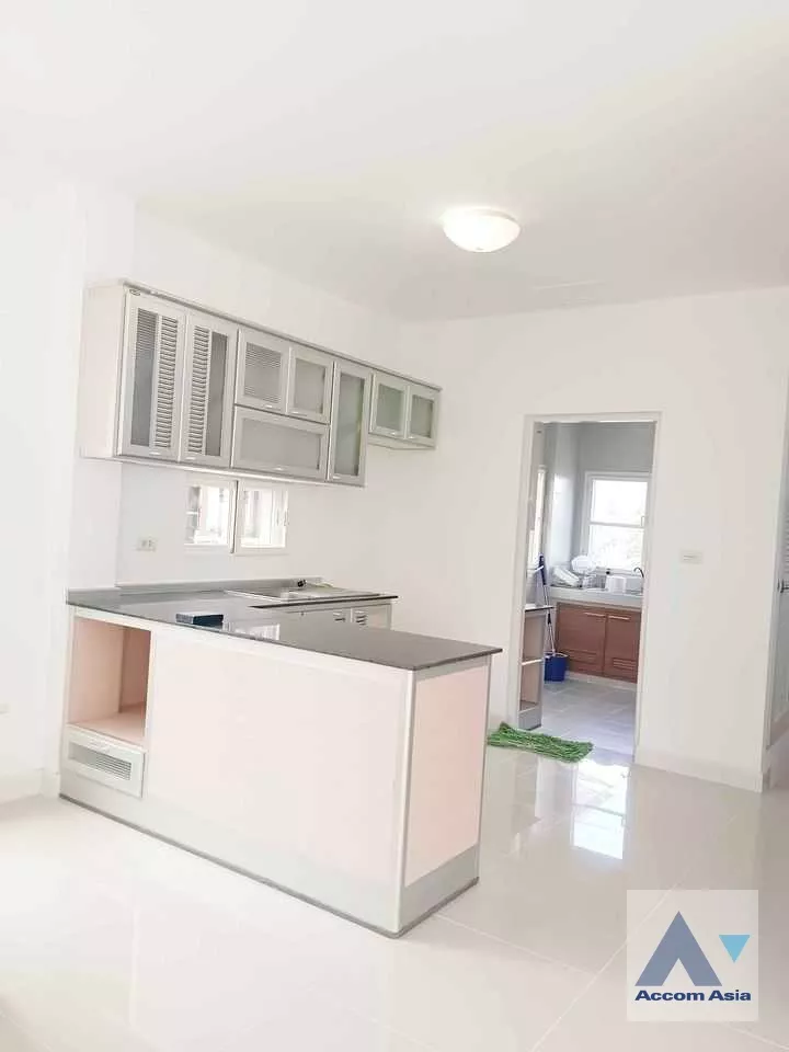  4 Bedrooms  House For Sale in Pattanakarn, Bangkok  (AA36888)