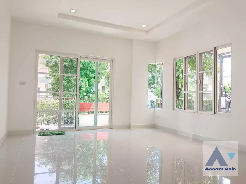  4 Bedrooms  House For Sale in Pattanakarn, Bangkok  (AA36888)
