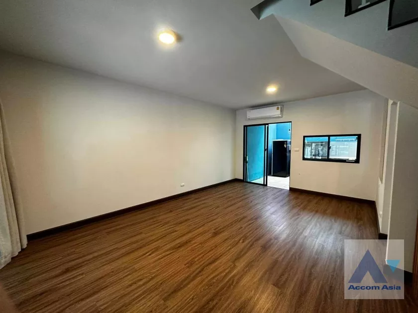  3 Bedrooms  Townhouse For Rent & Sale in Pattanakarn, Bangkok  (AA36894)