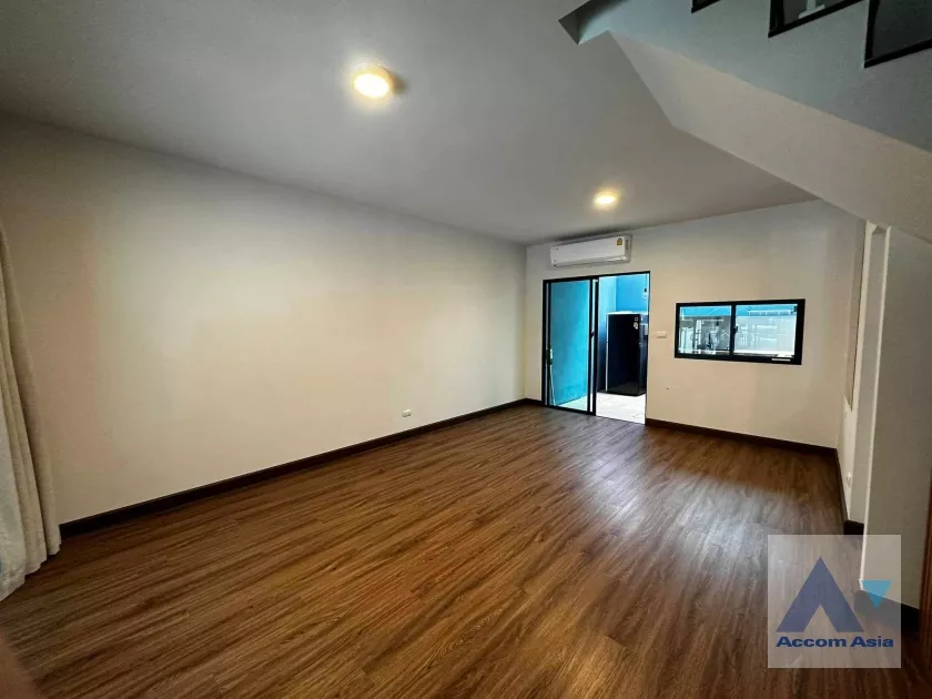 Baan Klang Muang Srinakarin-Onnut Townhouse  3 Bedroom for Sale & Rent   in Pattanakarn Bangkok