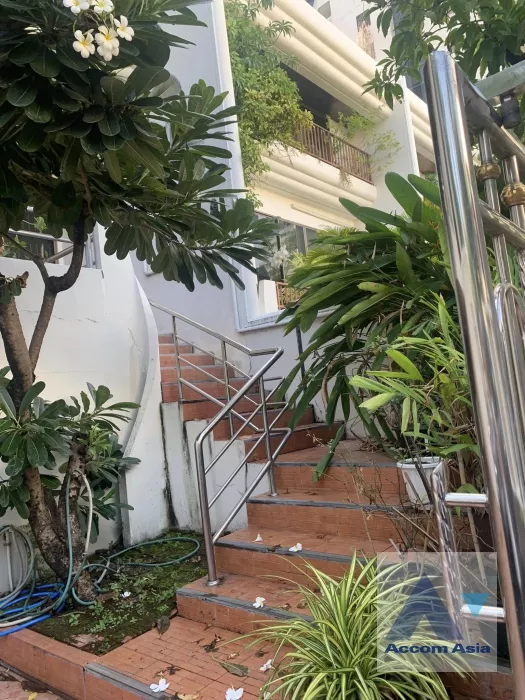  4 Bedrooms  House For Sale in Sukhumvit, Bangkok  near BTS Phrom Phong (AA36898)