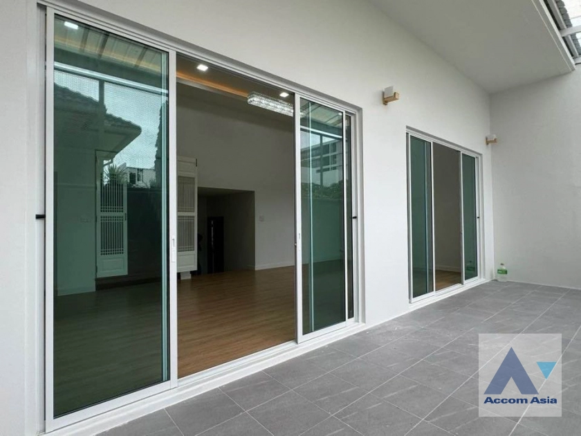 unit 3 Bedrooms  House For Sale in Sukhumvit, Bangkok  near BTS Phrom Phong (AA36898)