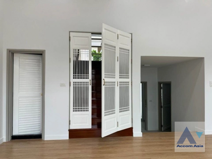 5  3 br House For Sale in Sukhumvit ,Bangkok BTS Phrom Phong AA36898