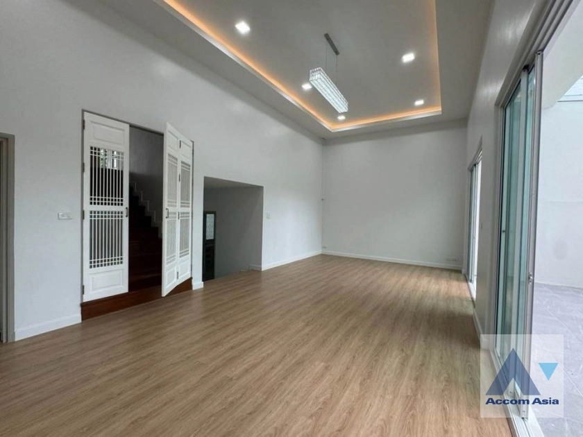 unit 3 Bedrooms  House For Sale in Sukhumvit, Bangkok  near BTS Phrom Phong (AA36898)