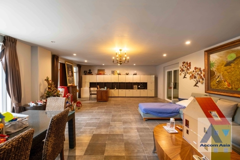 unit 10 Bedrooms  House For Sale in Sukhumvit, Bangkok  near BTS Ekkamai (AA36926)
