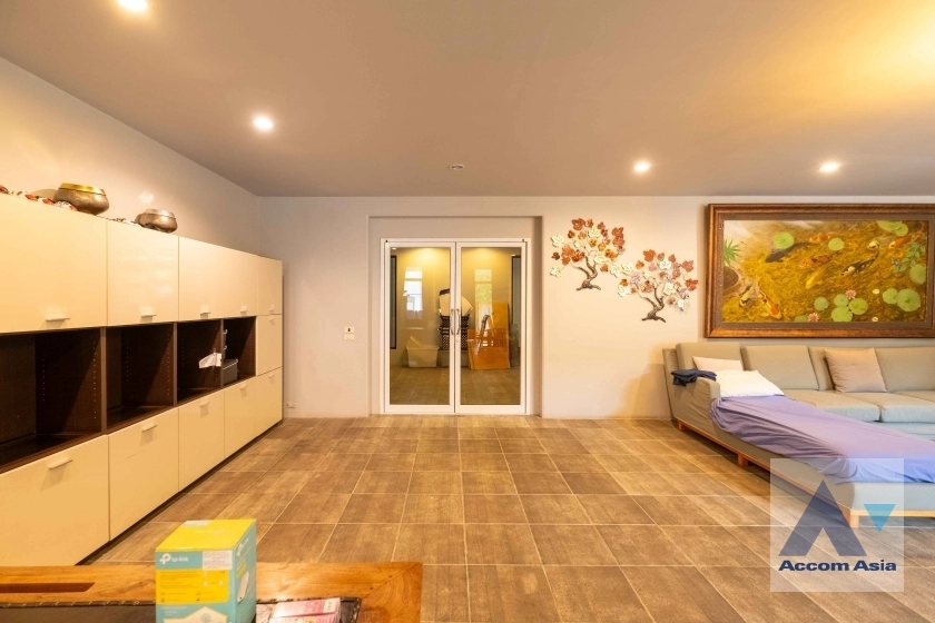 unit 10 Bedrooms  House For Sale in Sukhumvit, Bangkok  near BTS Ekkamai (AA36926)