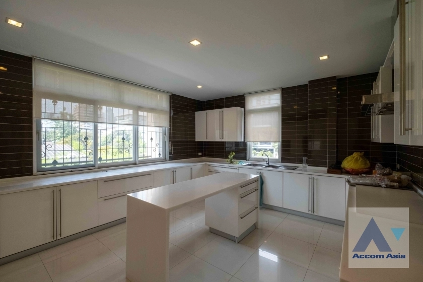 unit 10 Bedrooms  House For Sale in Sukhumvit, Bangkok  near BTS Ekkamai (AA36926)
