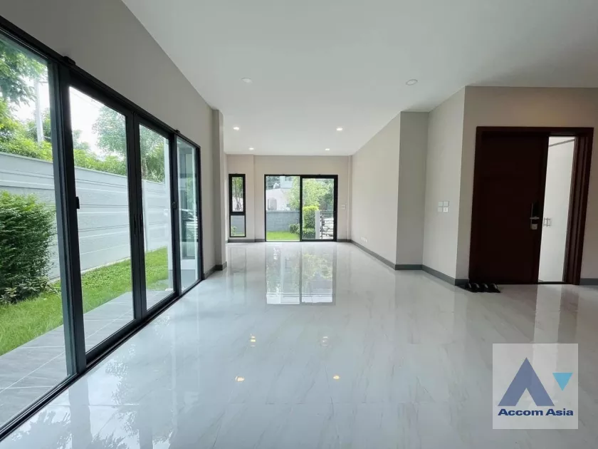  4 Bedrooms  House For Sale in Pattanakarn, Bangkok  (AA36936)