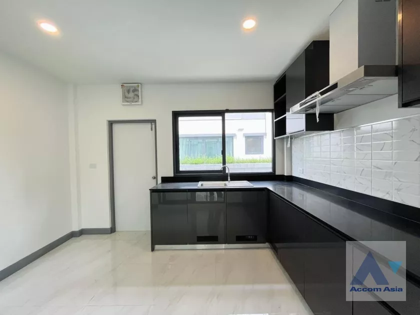  4 Bedrooms  House For Sale in Pattanakarn, Bangkok  (AA36936)