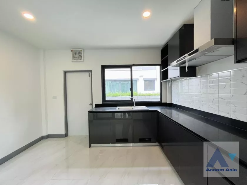 unit 4 Bedrooms  House For Sale in Pattanakarn, Bangkok  (AA36936)