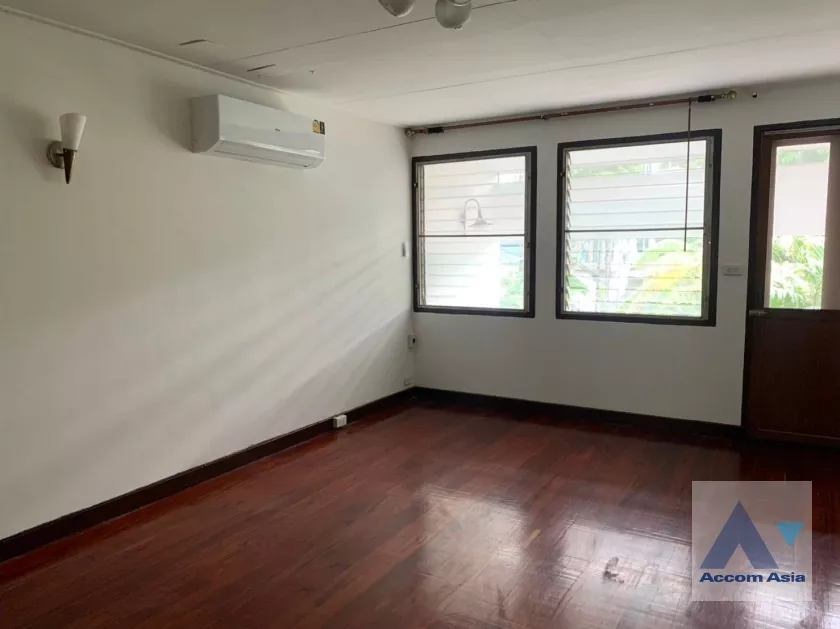  2 Bedrooms  Apartment For Rent in Sathorn, Bangkok  near BTS Chong Nonsi (AA36944)
