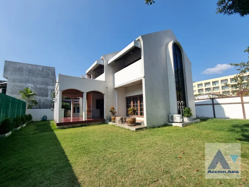 unitPet friendly |  3 Bedrooms  House For Rent in Sukhumvit, Bangkok  near BTS Phra khanong (AA36963)