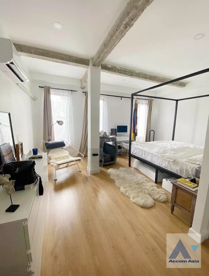 unit 3 Bedrooms  House For Rent in Pattanakarn, Bangkok  near BTS On Nut (AA36977)