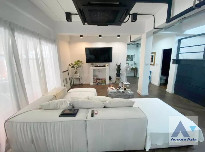  3 Bedrooms  House For Rent in Pattanakarn, Bangkok  near BTS On Nut (AA36977)