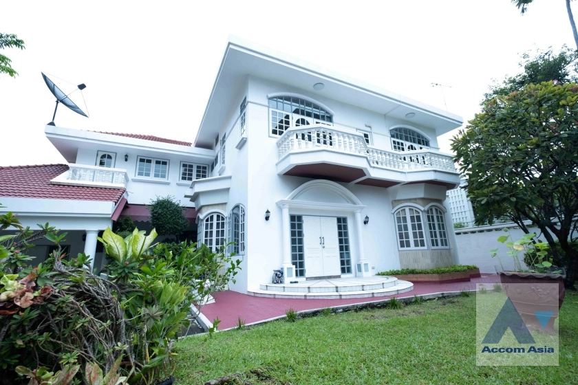 unitHome Office | Classic House in Serene Garden with Spacious Layout (AA36987)
