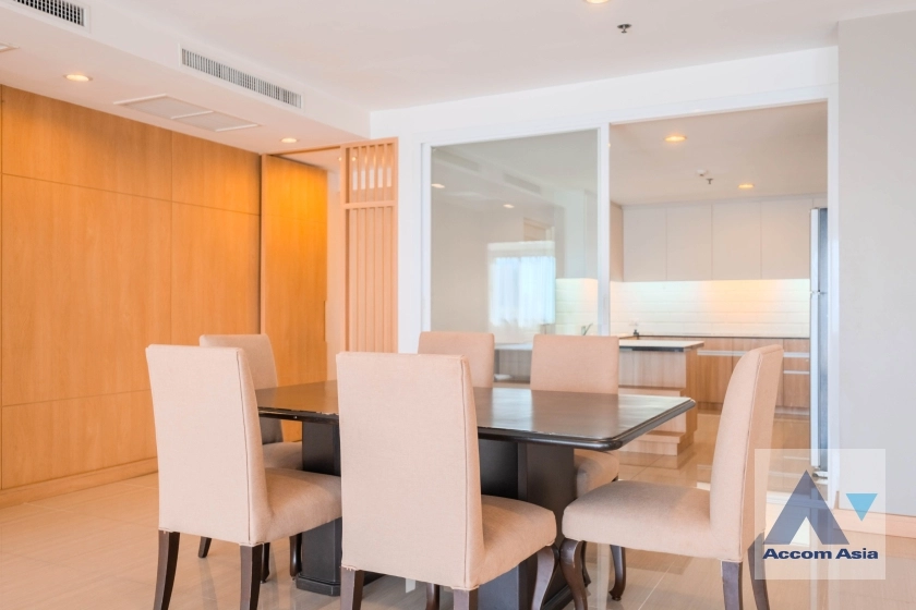 unit 4 Bedrooms  Apartment For Rent in Sukhumvit, Bangkok  near BTS Ekkamai (AA36989)
