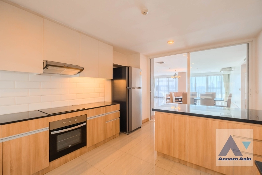 unit 4 Bedrooms  Apartment For Rent in Sukhumvit, Bangkok  near BTS Ekkamai (AA36989)