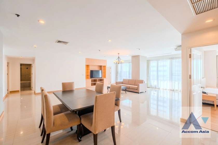 unit 4 Bedrooms  Apartment For Rent in Sukhumvit, Bangkok  near BTS Ekkamai (AA36989)