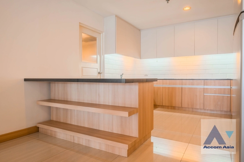 6  4 br Apartment For Rent in Sukhumvit ,Bangkok BTS Ekkamai at High-Rise Living with a Large Balcony Apartment in Ekkamai AA36989