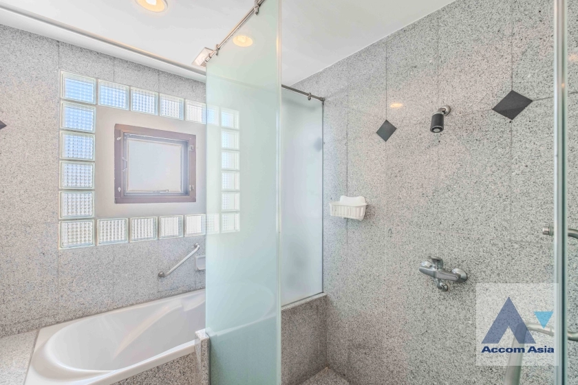 16  4 br Apartment For Rent in Sukhumvit ,Bangkok BTS Ekkamai at High-Rise Living with a Large Balcony Apartment in Ekkamai AA36989