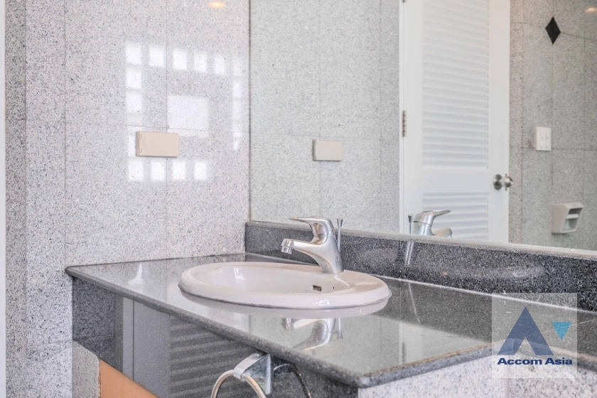 17  4 br Apartment For Rent in Sukhumvit ,Bangkok BTS Ekkamai at High-Rise Living with a Large Balcony Apartment in Ekkamai AA36989