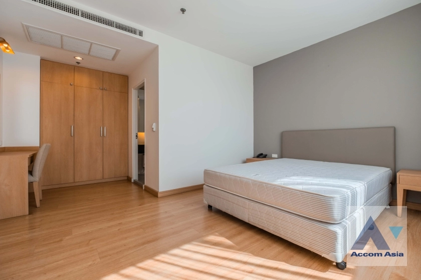 18  4 br Apartment For Rent in Sukhumvit ,Bangkok BTS Ekkamai at High-Rise Living with a Large Balcony Apartment in Ekkamai AA36989