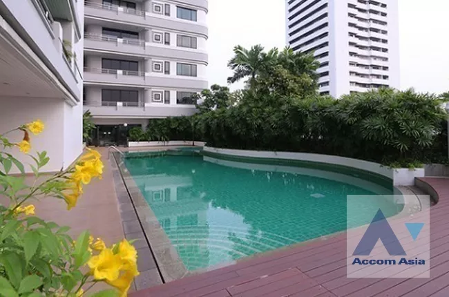  4 Bedrooms  Apartment For Rent in Sukhumvit, Bangkok  near BTS Ekkamai (AA36990)