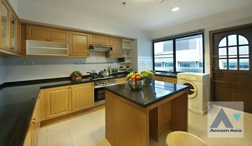  4 Bedrooms  Apartment For Rent in Sukhumvit, Bangkok  near BTS Phrom Phong (AA36991)