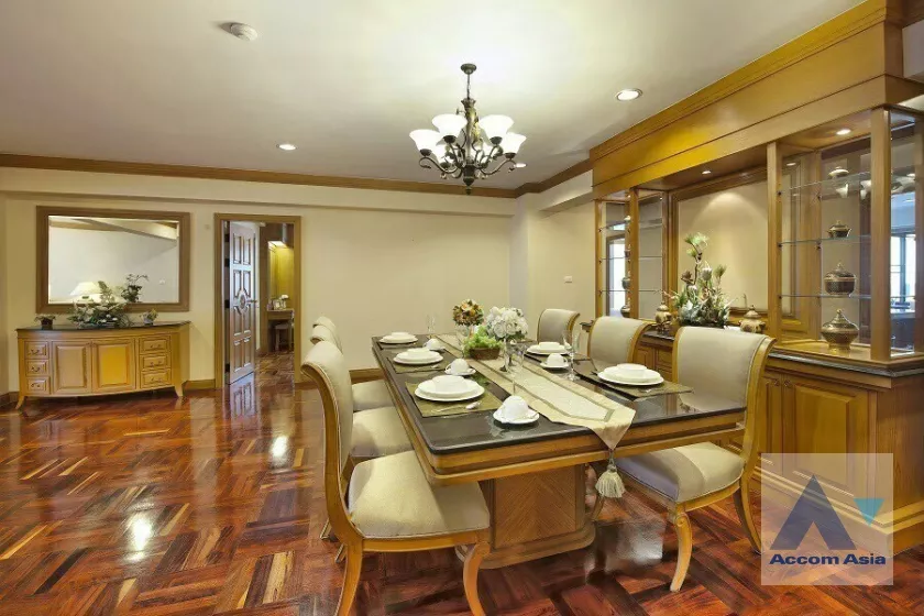  4 Bedrooms  Apartment For Rent in Sukhumvit, Bangkok  near BTS Phrom Phong (AA36991)
