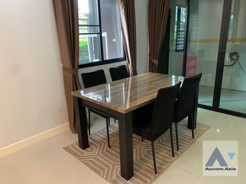 unit 3 Bedrooms  Townhouse For Rent in Petchkasem, Bangkok  (AA37011)
