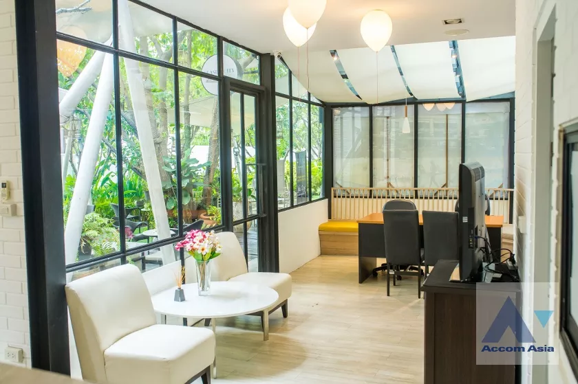 4  Shophouse For Rent in Ploenchit ,Bangkok BTS Ratchadamri AA37066